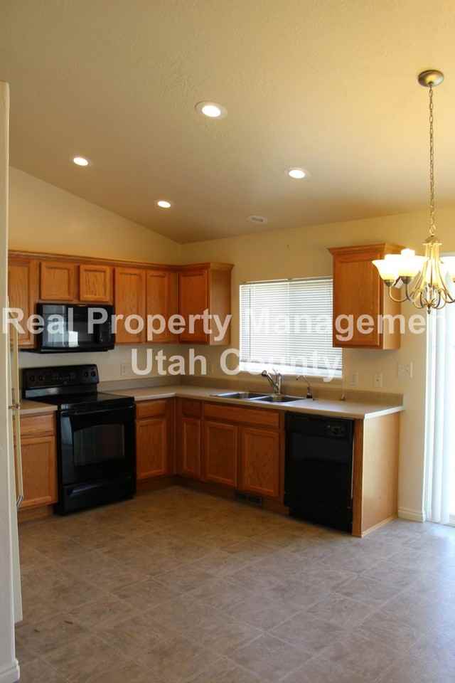 749 N Devonshire Dr - Photo 7 of 22