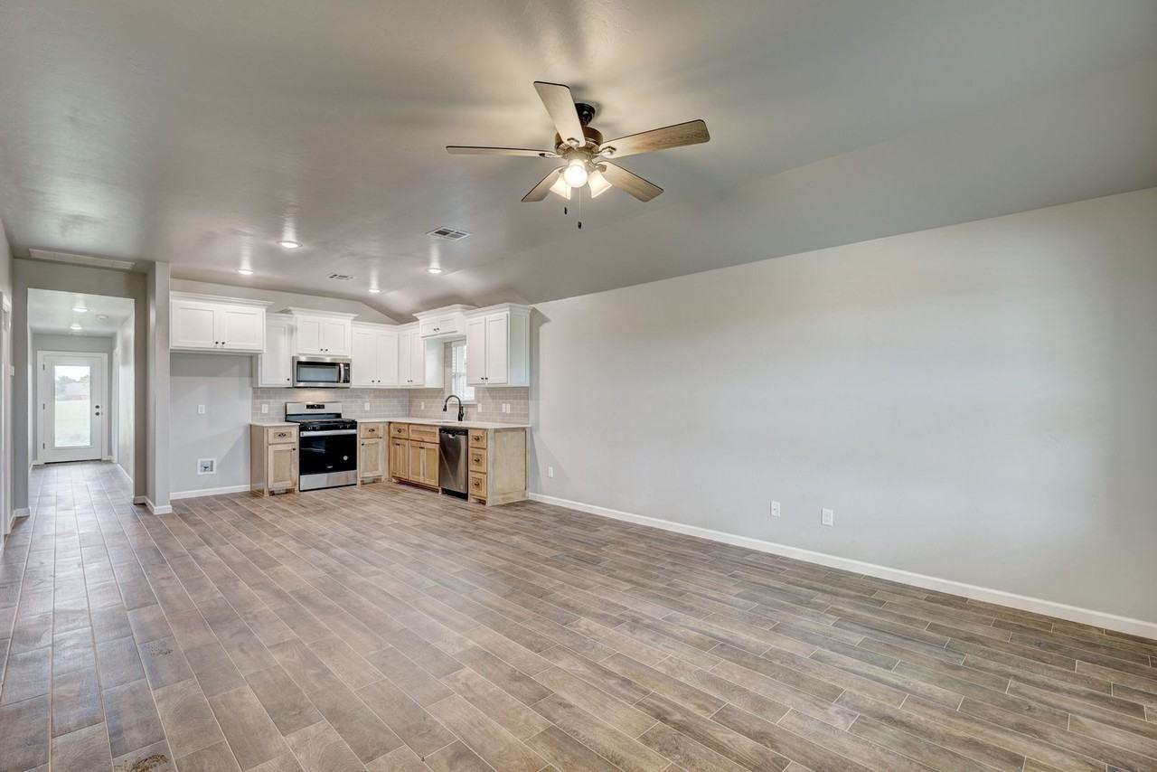 634 Juniper St - Photo 4 of 24