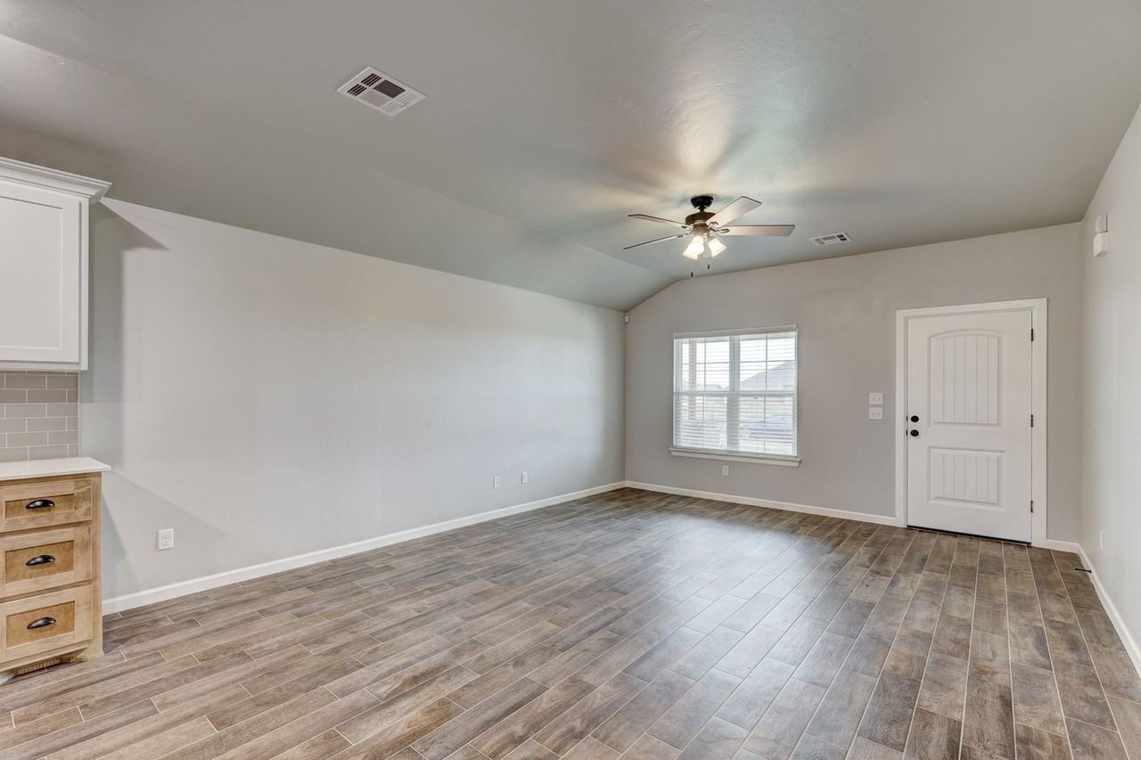 634 Juniper St - Photo 5 of 24