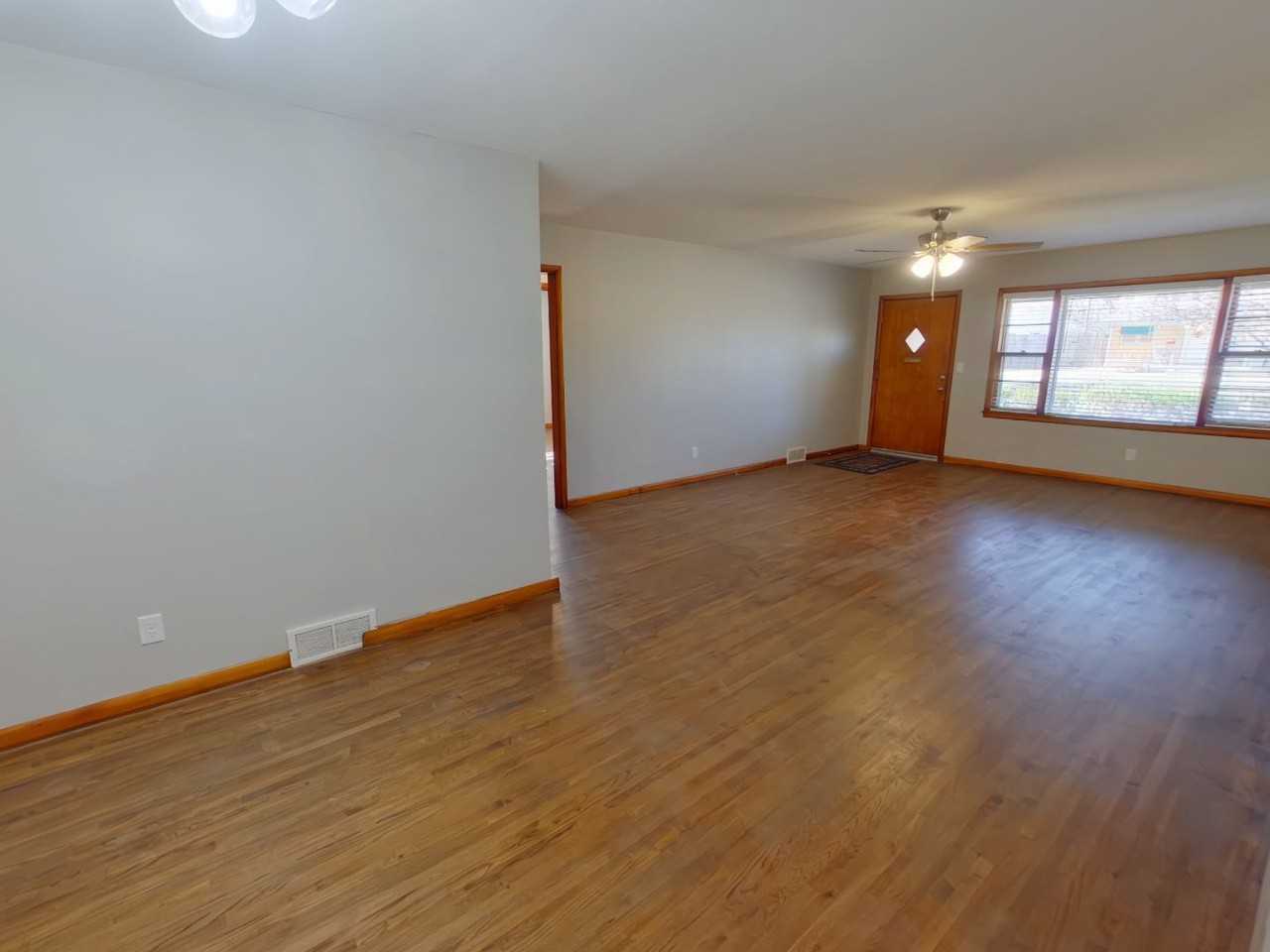 2122 S Chautauqua Ave - Photo 3 of 10