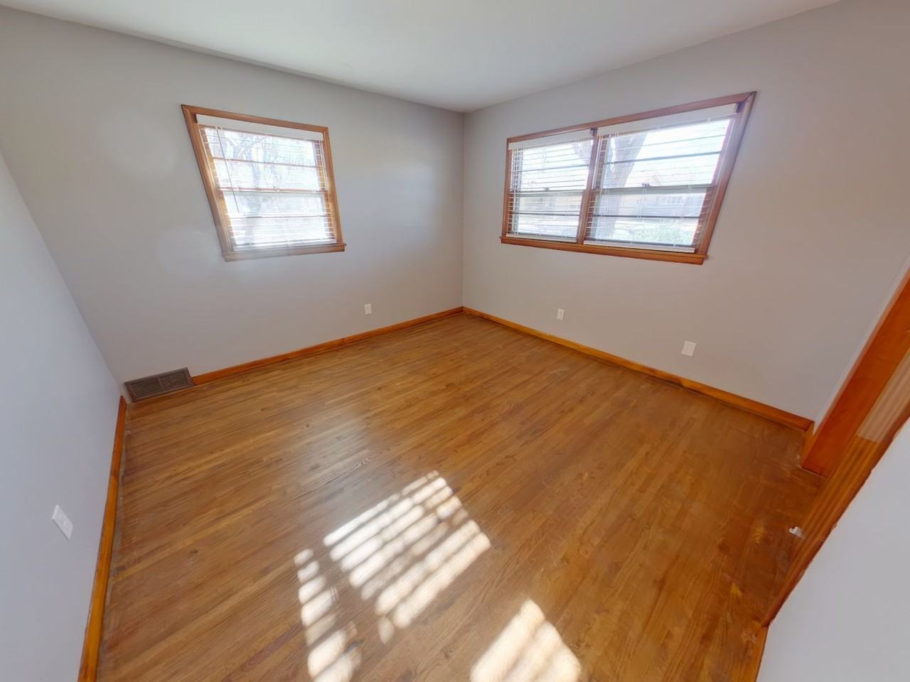 2122 S Chautauqua Ave - Photo 5 of 10