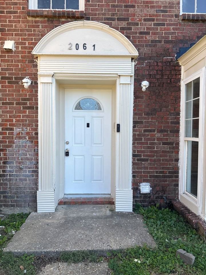 2061 Rexford Rd - Photo 2 of 25