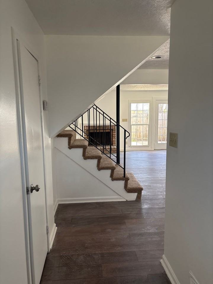 2061 Rexford Rd - Photo 3 of 25