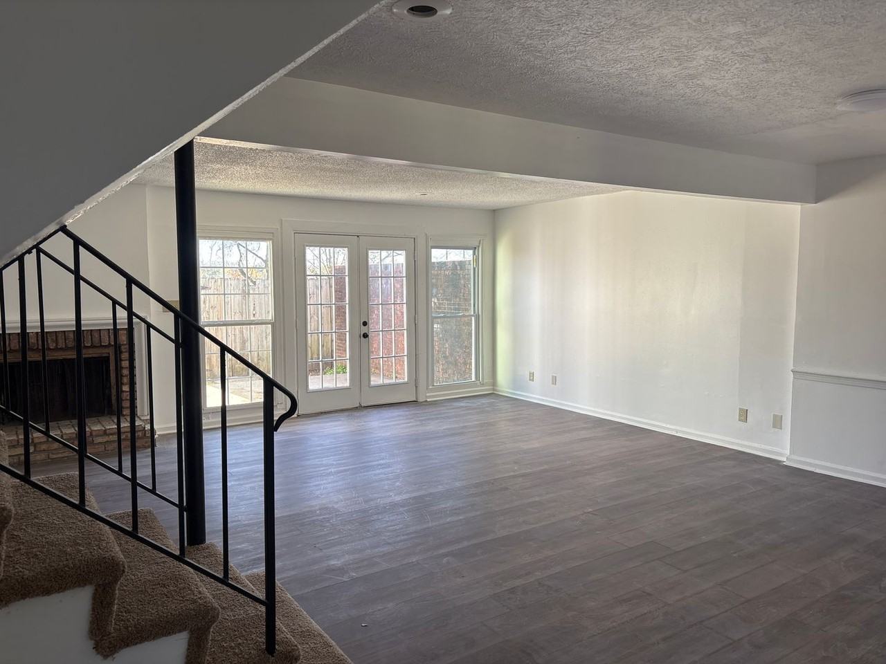 2061 Rexford Rd - Photo 4 of 25