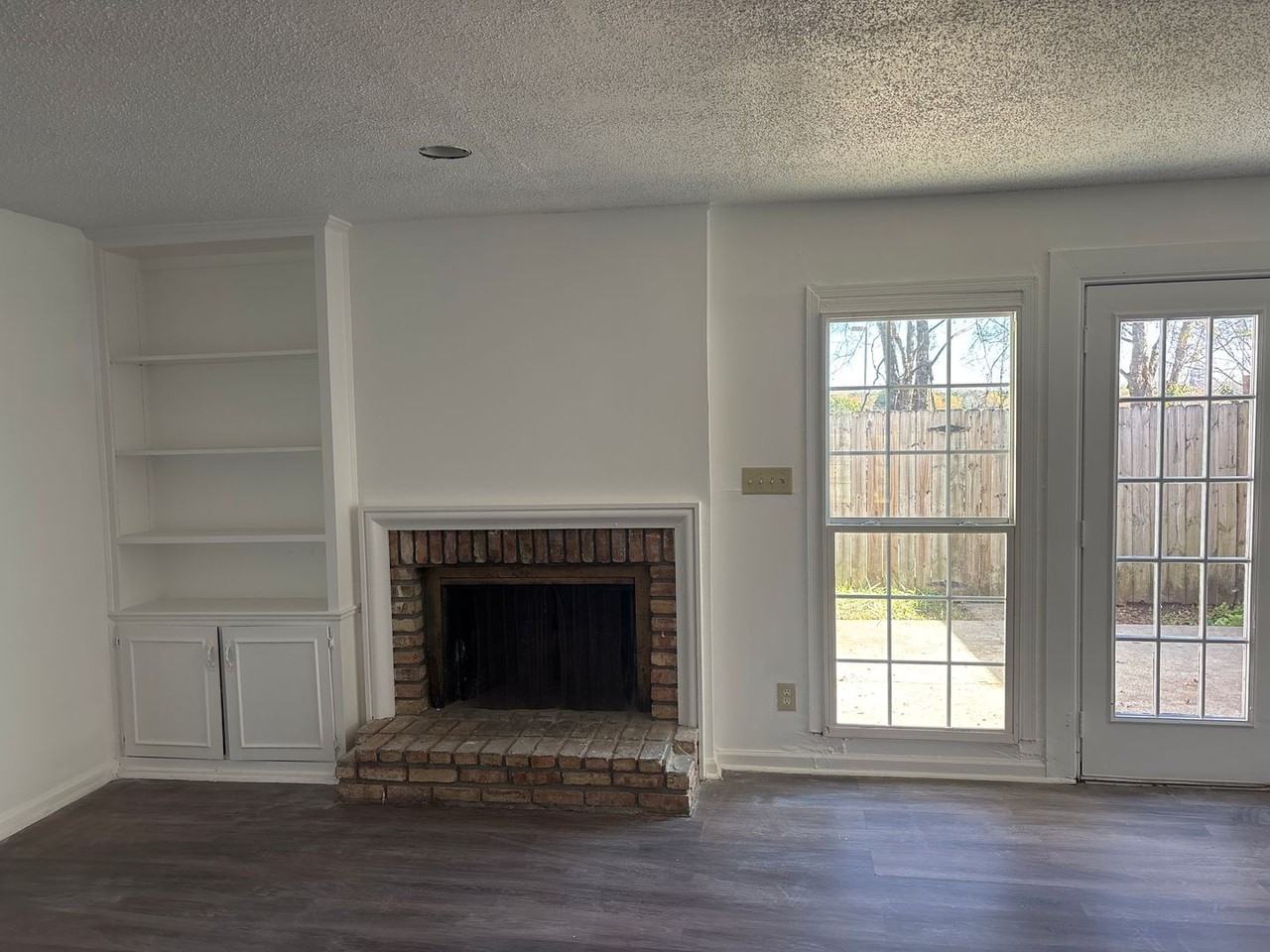 2061 Rexford Rd - Photo 5 of 25