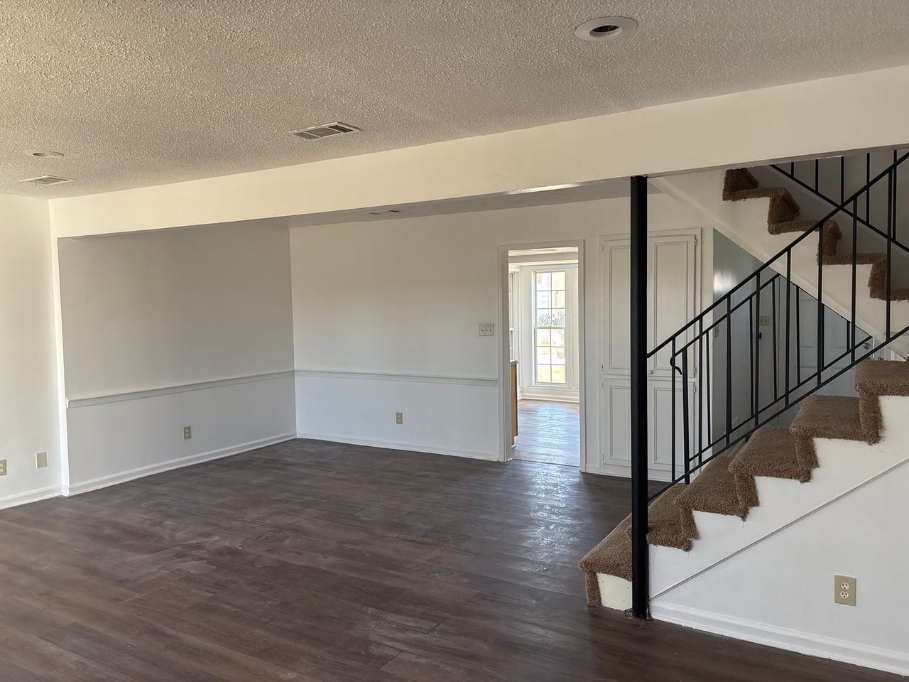 2061 Rexford Rd - Photo 6 of 25