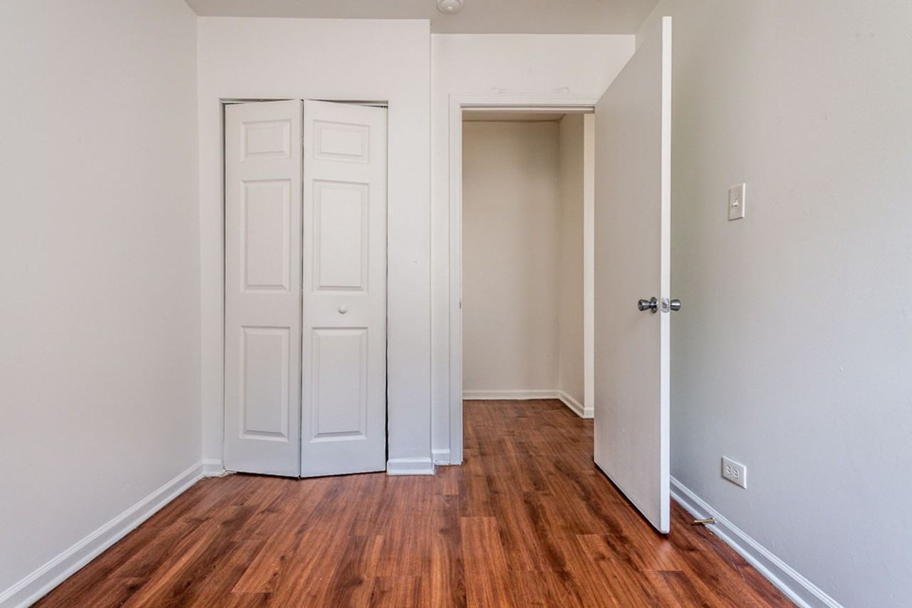 1734 E 72nd St Chicago, IL 60649 - Photo 2 of 37