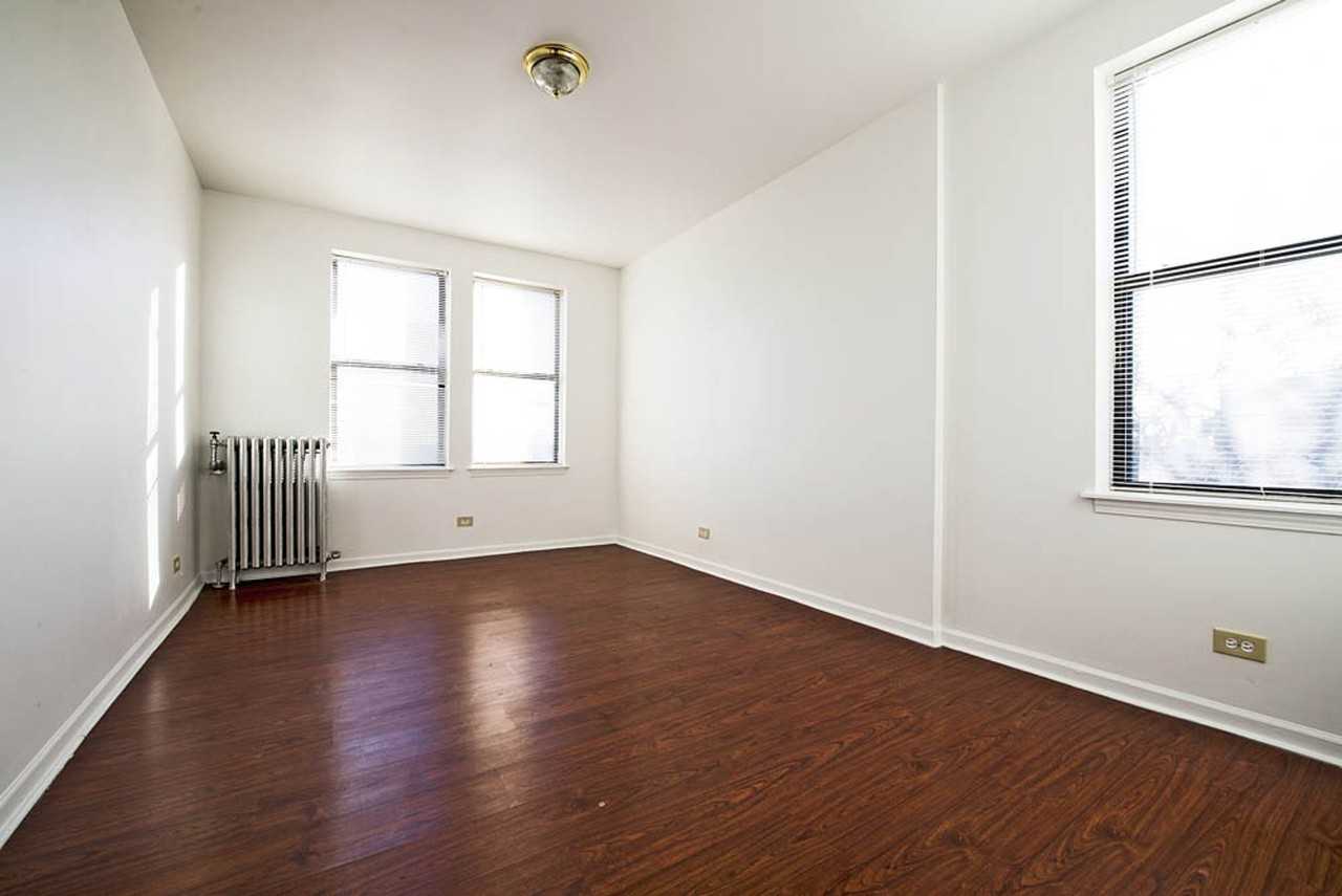 1734 E 72nd St Chicago, IL 60649 - Photo 4 of 37