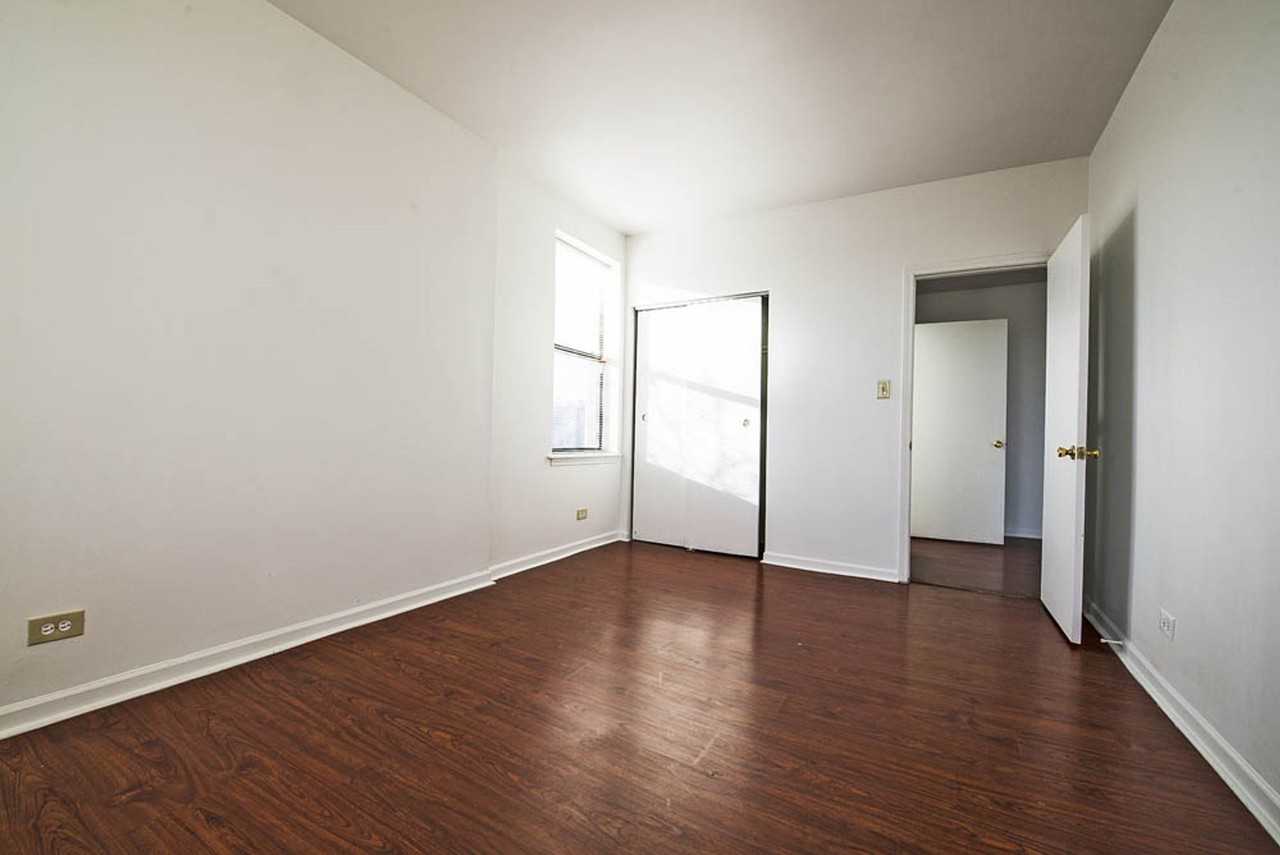 1734 E 72nd St Chicago, IL 60649 - Photo 5 of 37