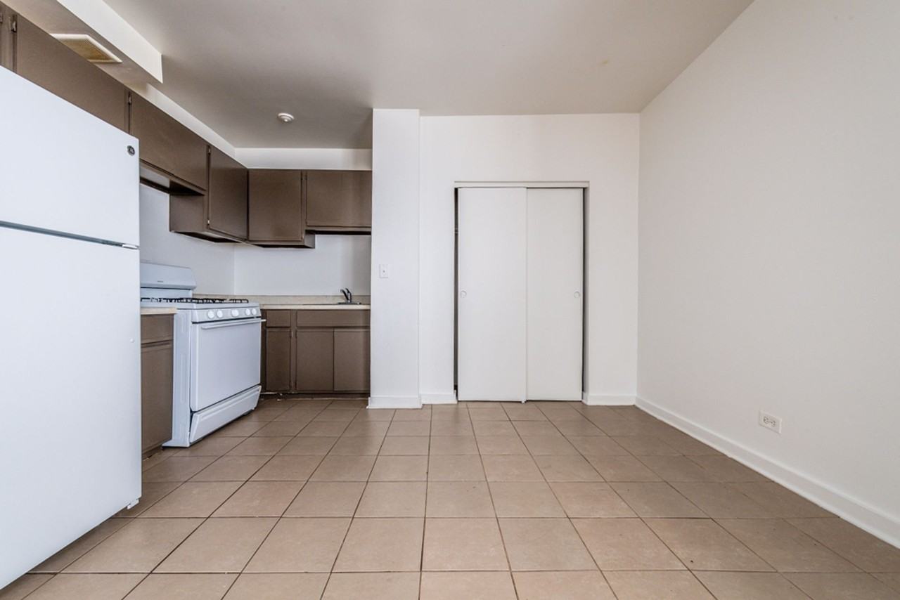 1734 E 72nd - Photo 5 of 32