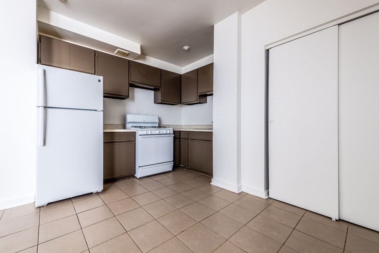 1734 E 72nd - Photo 3 of 32