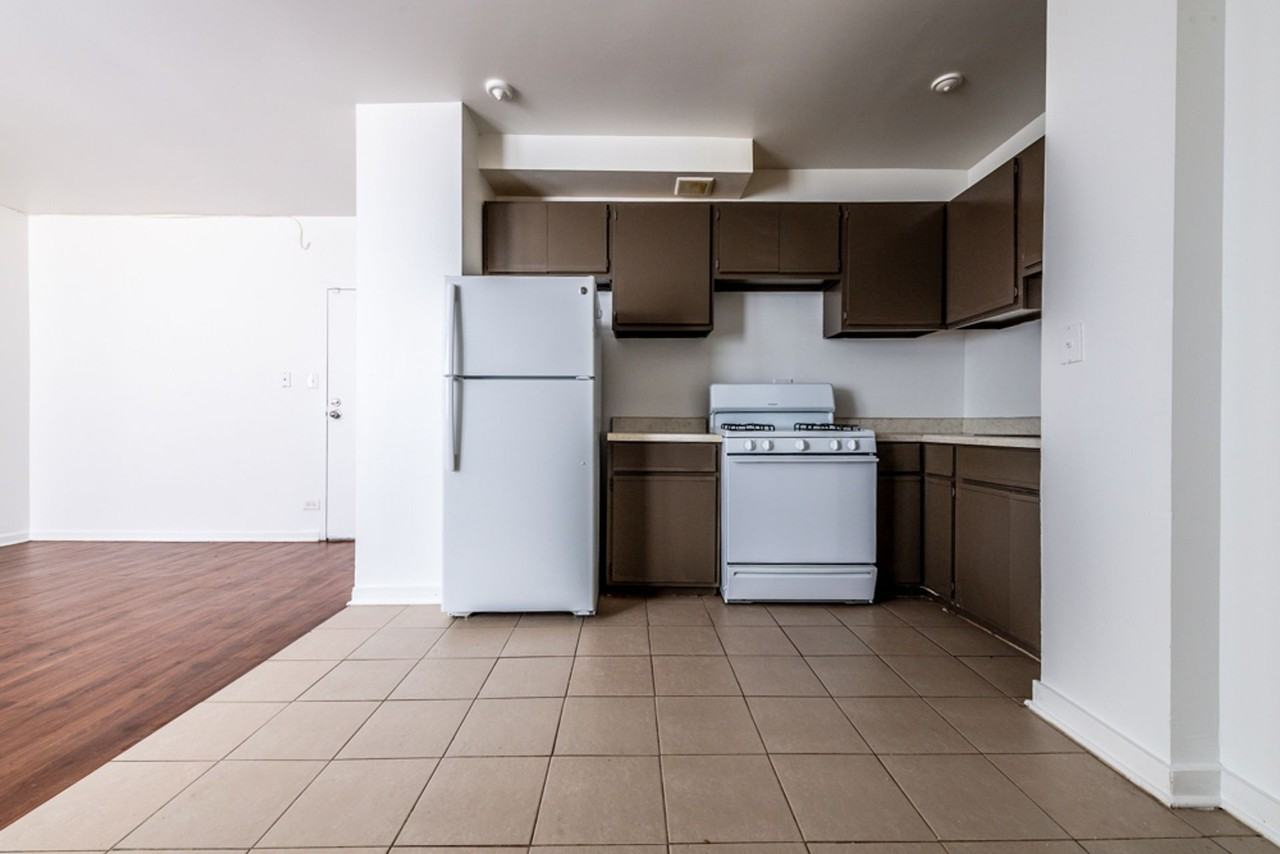 1734 E 72nd - Photo 4 of 32