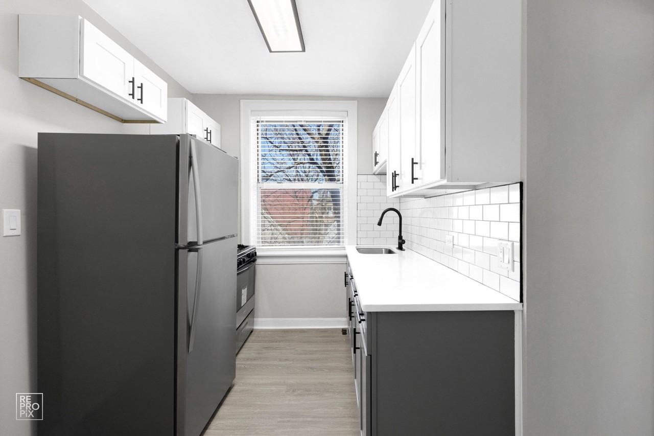 7706 South Coles 2837 E 77th St Chicago, IL 60649 - Photo 4 of 28