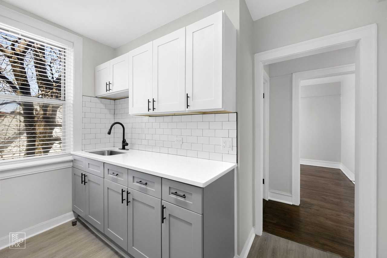 7706 South Coles 2837 E 77th St Chicago, IL 60649 - Photo 5 of 28