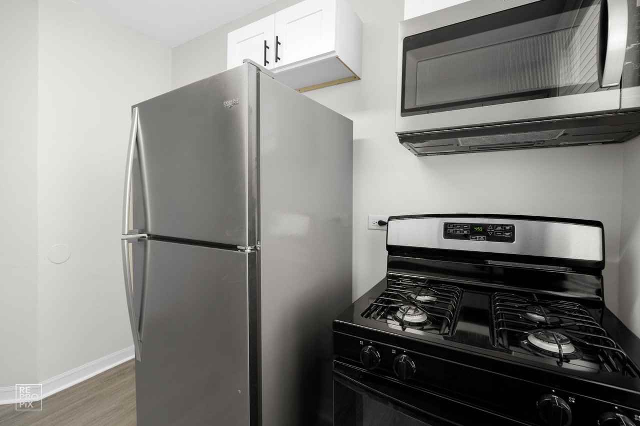 7706 South Coles 2837 E 77th St Chicago, IL 60649 - Photo 6 of 28