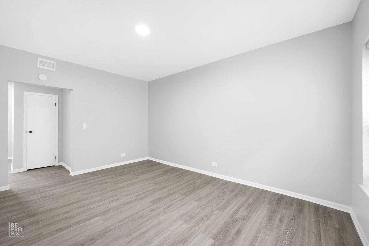 5015 S Champlain - Photo 6 of 43