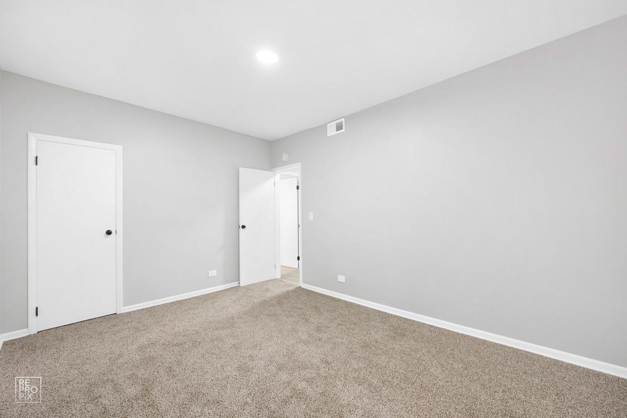 5015 S Champlain - Photo 5 of 43