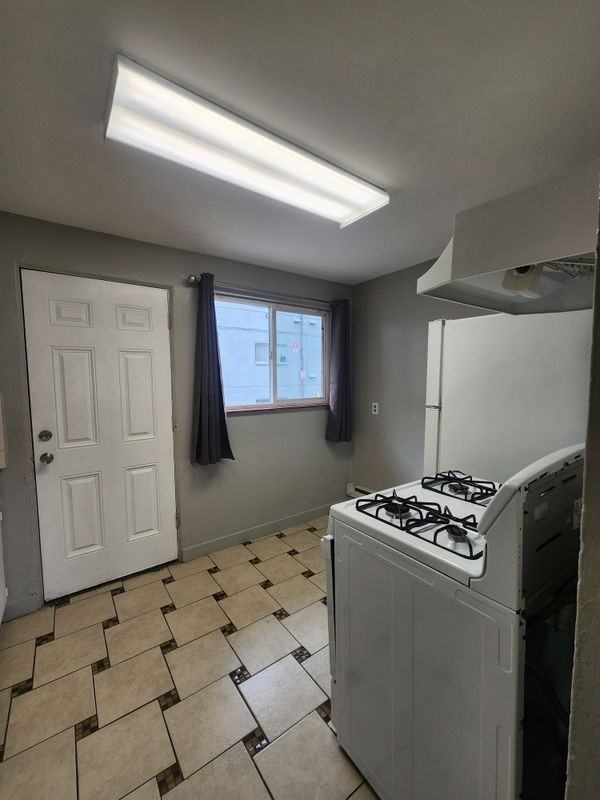 1056 Dayton St - Photo 4 of 11