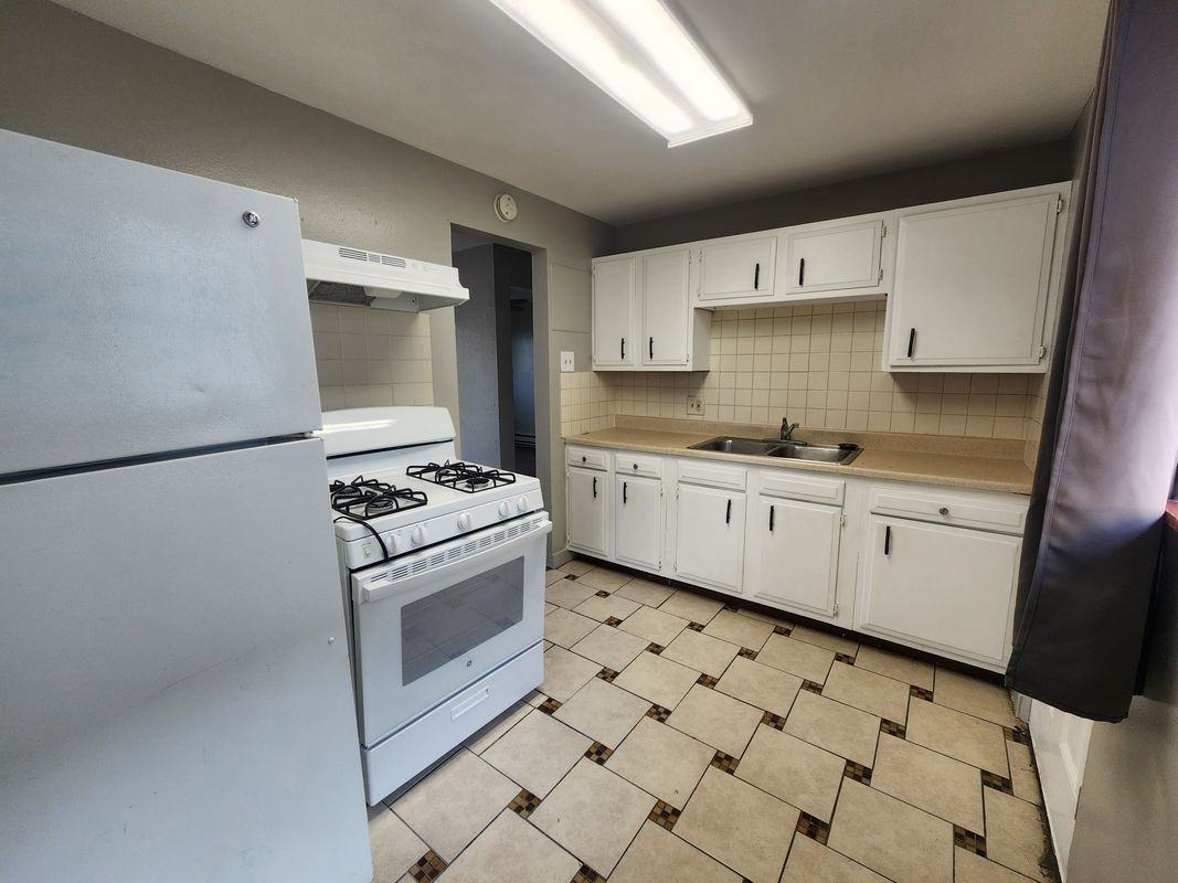 1056 Dayton St - Photo 5 of 11