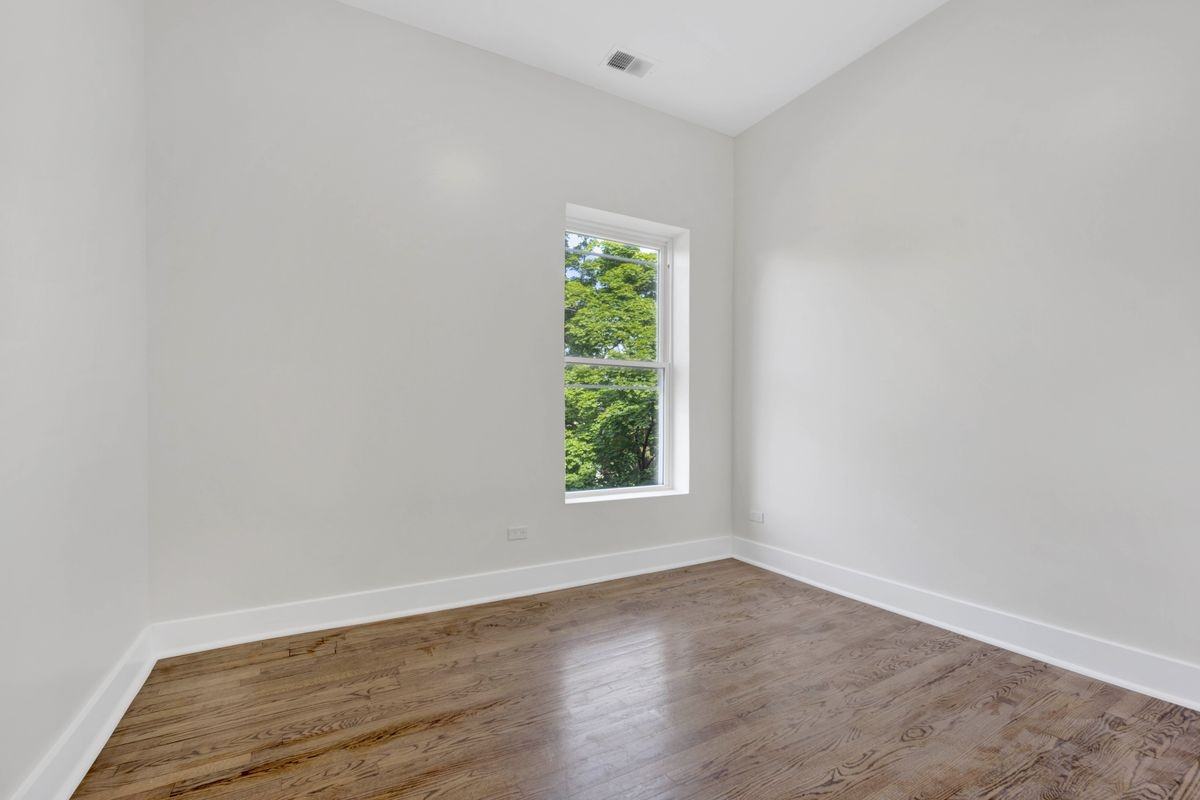 4927 S Prairie Ave - Photo 2 of 16