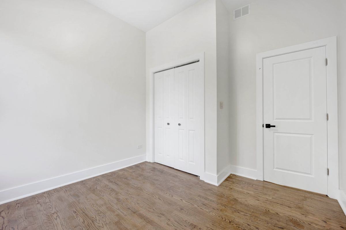 4927 S Prairie Ave - Photo 3 of 16