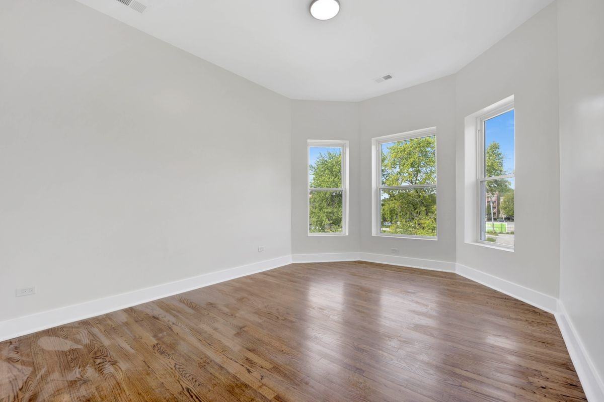 4927 S Prairie Ave - Photo 4 of 16