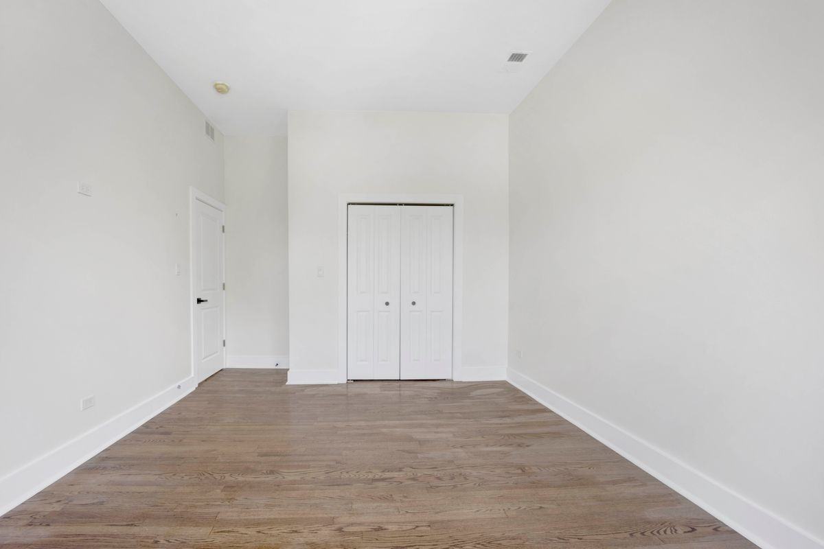 4927 S Prairie Ave - Photo 5 of 16