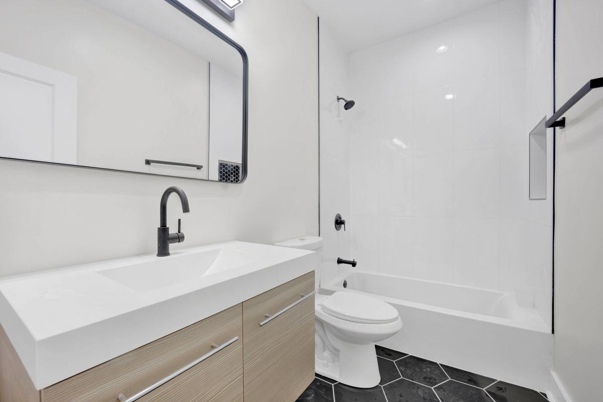 4927 S Prairie Ave - Photo 6 of 16