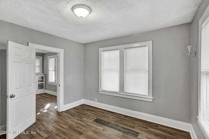 1431 W 26th St - Photo 4 of 6