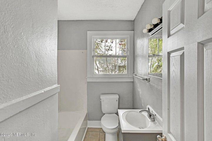 1431 W 26th St - Photo 6 of 6