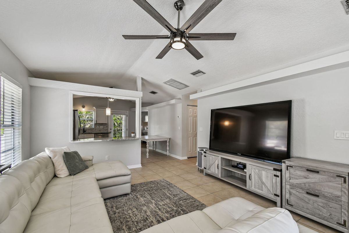 1763 Montana Ave Ne - Photo 4 of 19