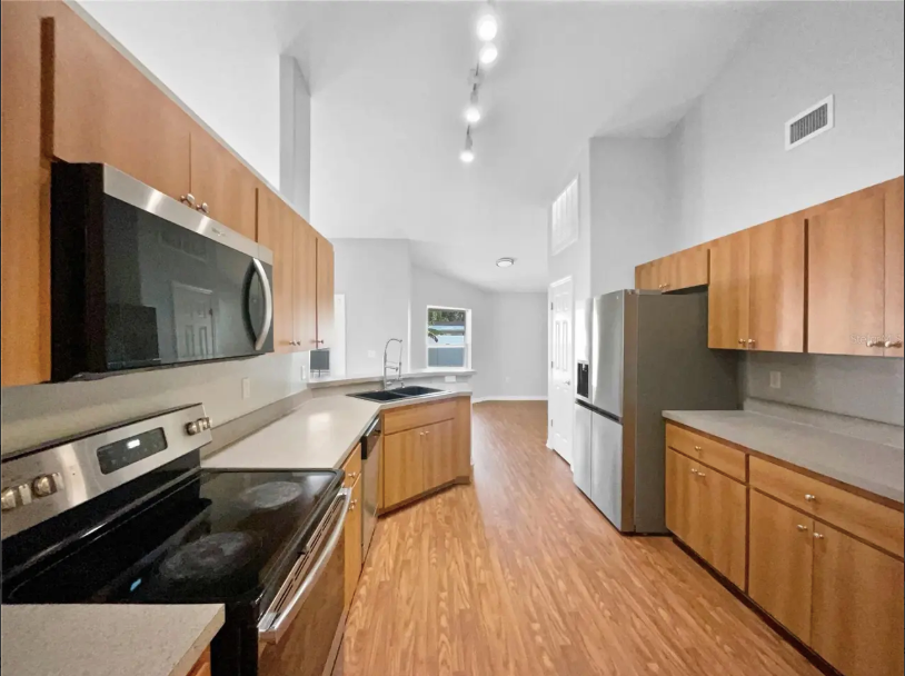 7010 Summit Cir - Photo 2 of 18