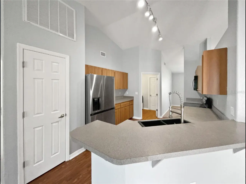 7010 Summit Cir - Photo 3 of 18