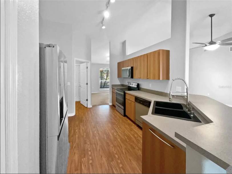 7010 Summit Cir - Photo 4 of 18