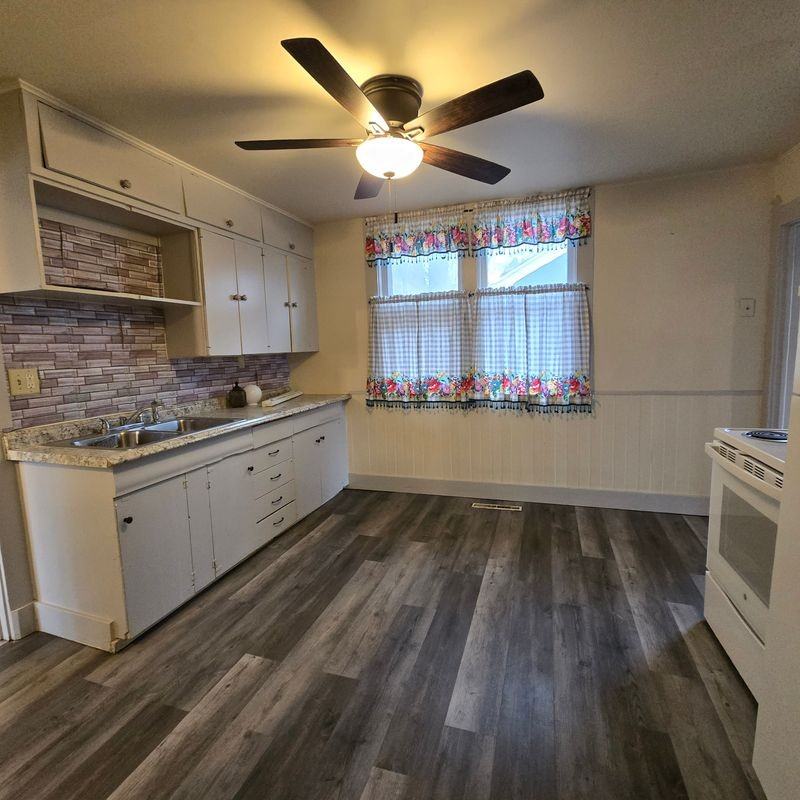 617 W Main St - Photo 4 of 9