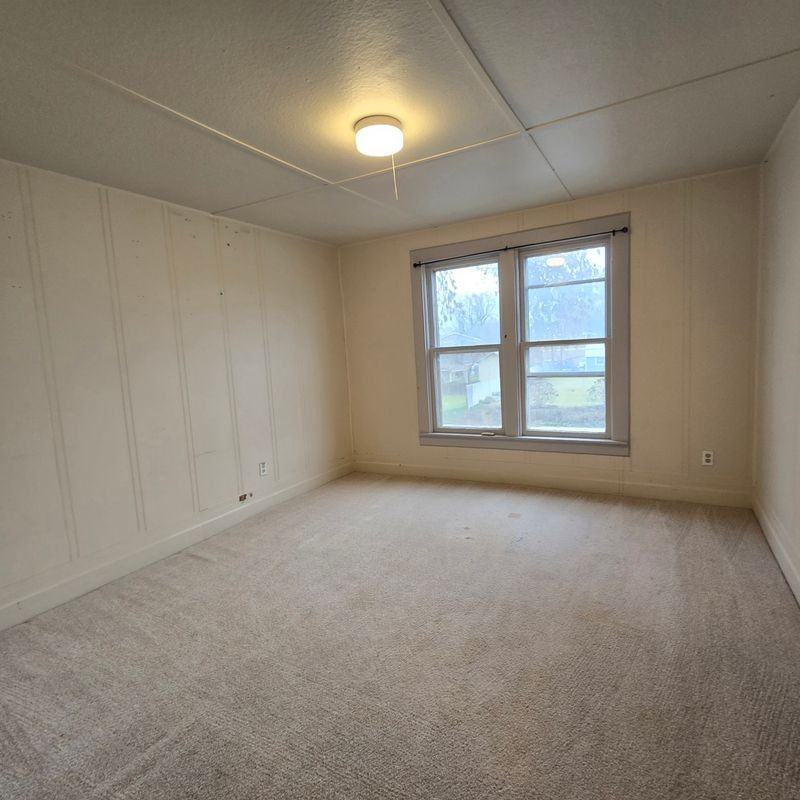 617 W Main St - Photo 6 of 9