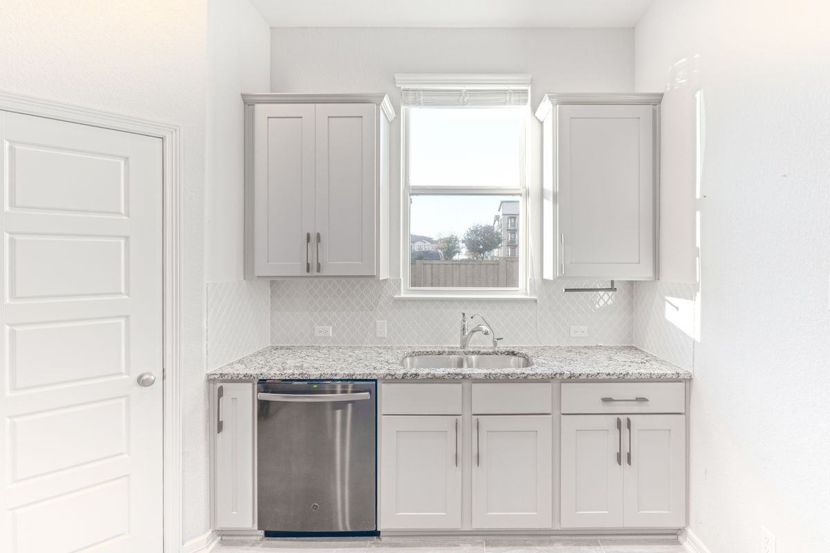 2212 Dillon Pond Ln ##B - Photo 3 of 26