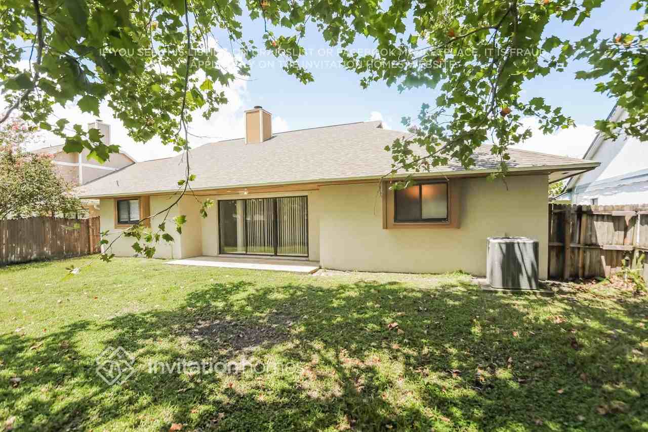 524 Silvergate Loop - Photo 4 of 6