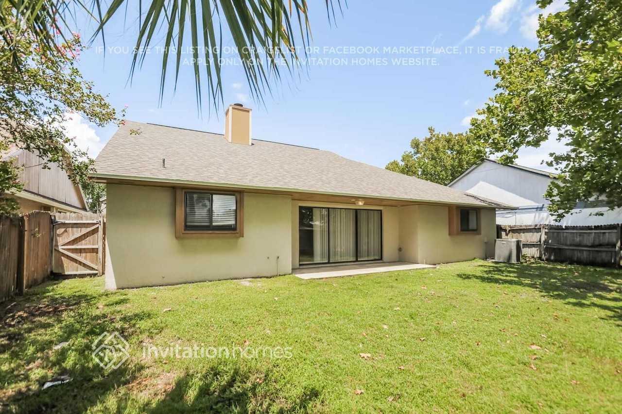 524 Silvergate Loop - Photo 5 of 6