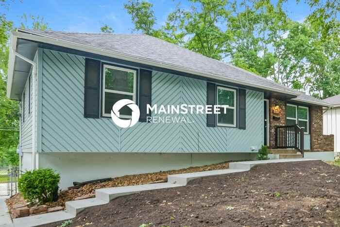 409 Ne Sharon Dr - Photo 4 of 17