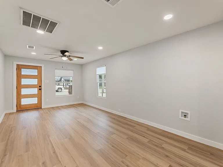 2512 Campbell Street - Photo 2 of 12