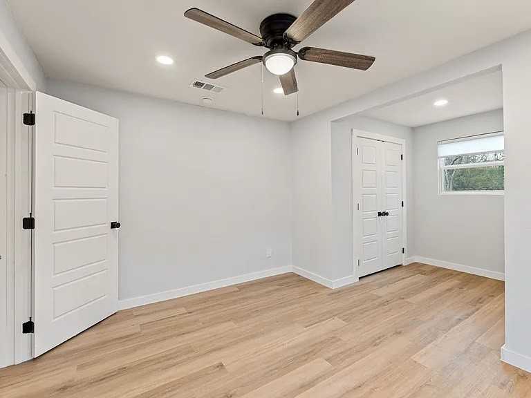 2512 Campbell Street - Photo 4 of 12