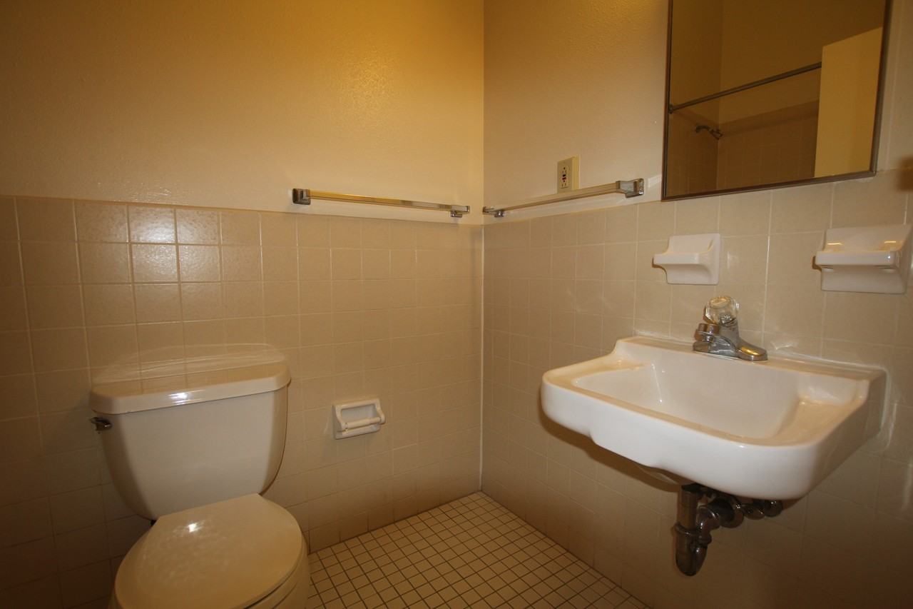 1705 Brooks Street #F - Photo 5 of 8