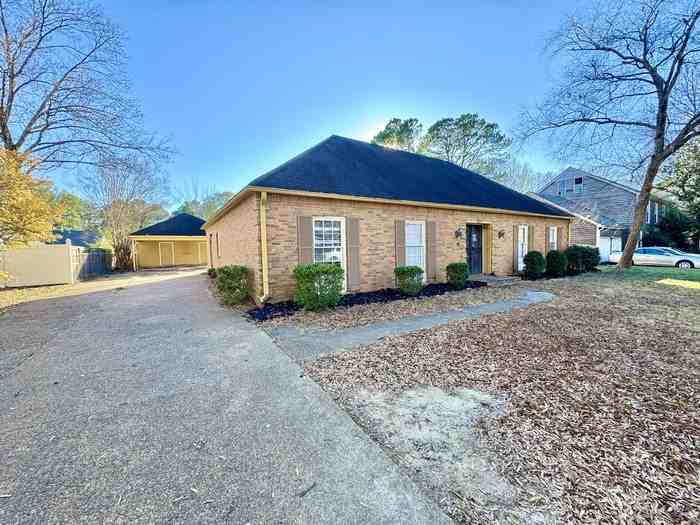 6843 Amersham Dr - Photo 3 of 32