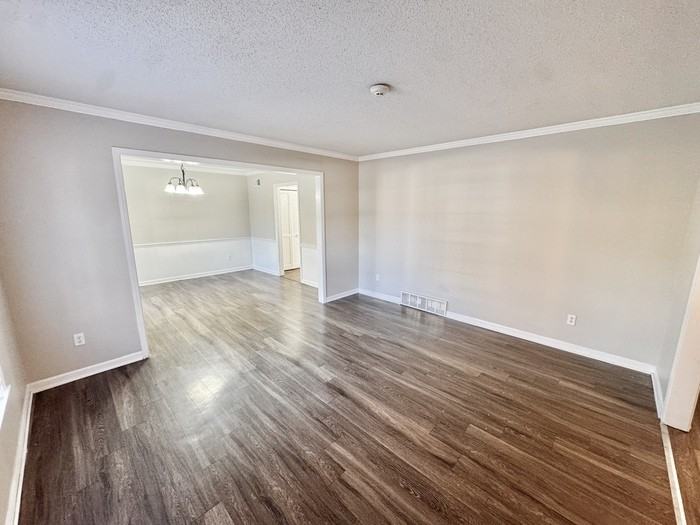 6843 Amersham Dr - Photo 4 of 32