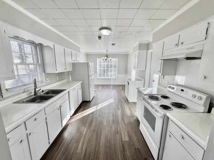 6843 Amersham Dr - Photo 5 of 32