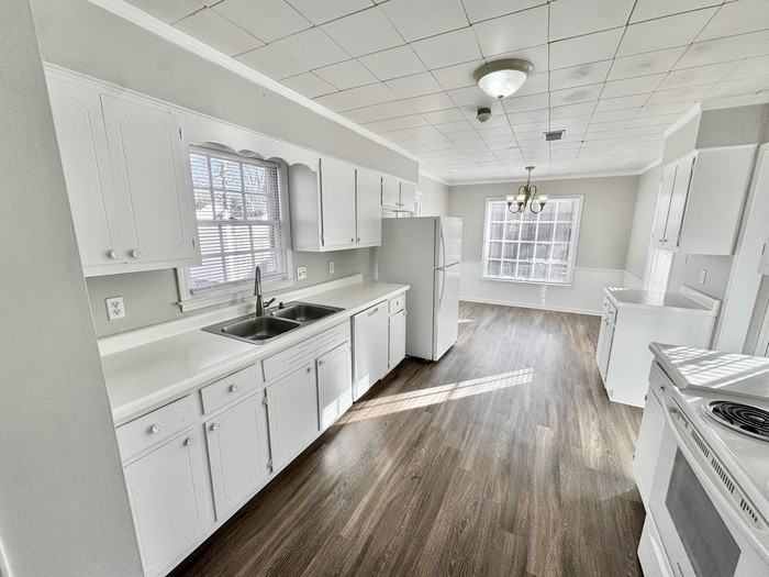 6843 Amersham Dr - Photo 6 of 32