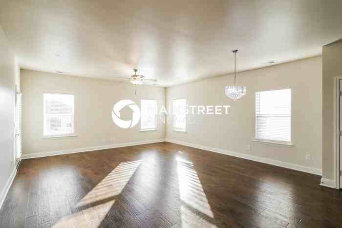 1009 Ellington Dr - Photo 4 of 19