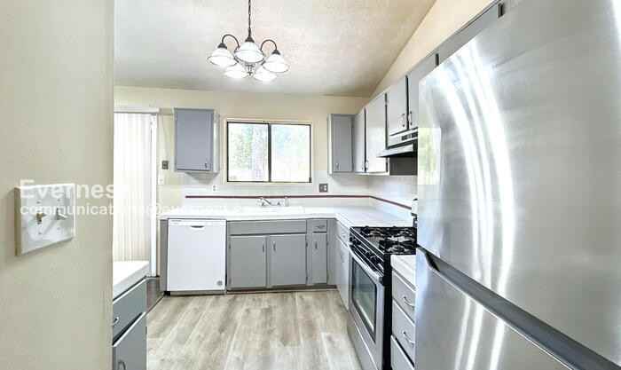 1888 Singer Way - Photo 3 of 23