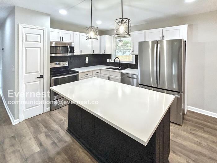 600 Maclaurin Ct - Photo 3 of 23